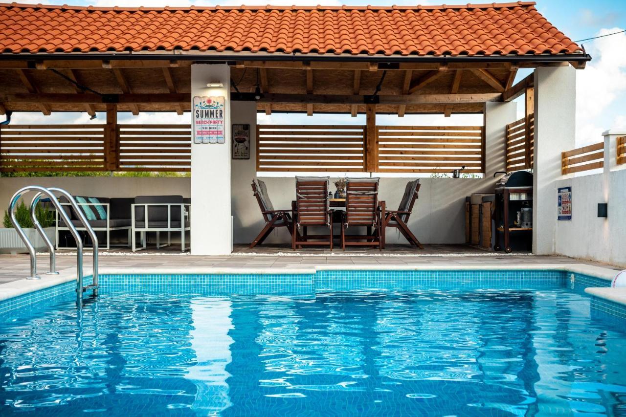 Central Dalmatian Pool&Grill House Gustirna Exterior foto